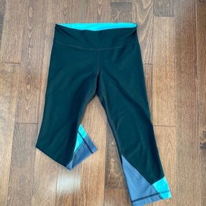 Under Armour fitted capri leggings in black, grey, and cyan, XS